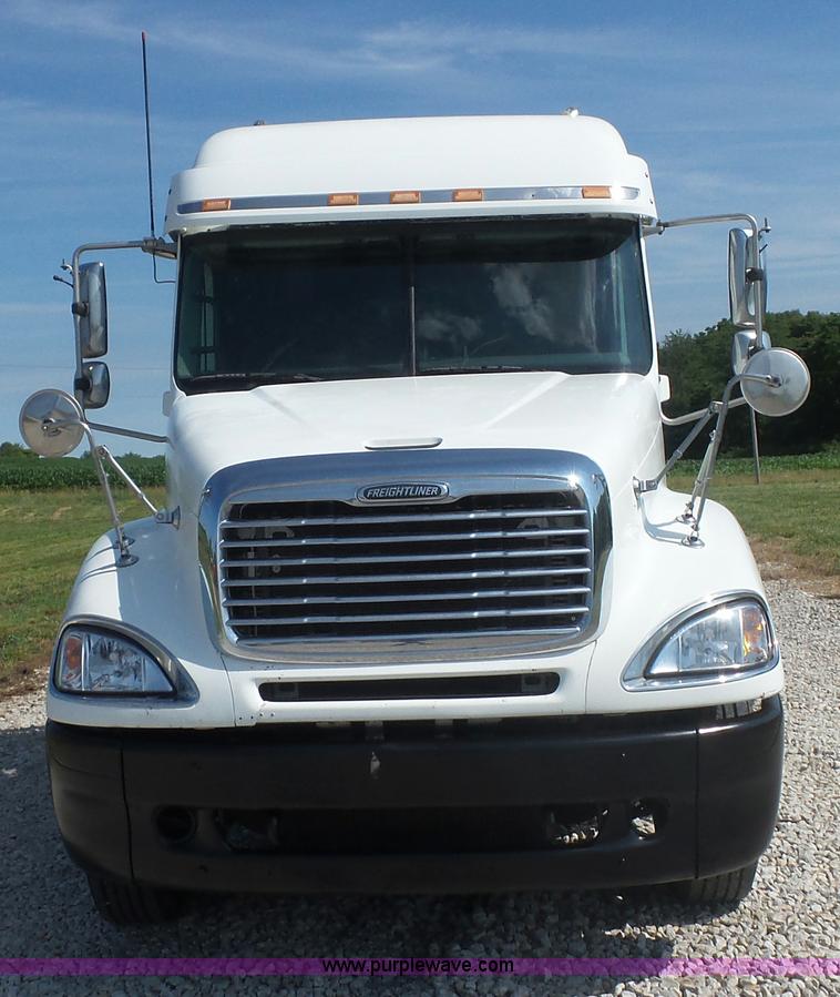 image for item L2877 2005 Freightliner Columbia semi truck