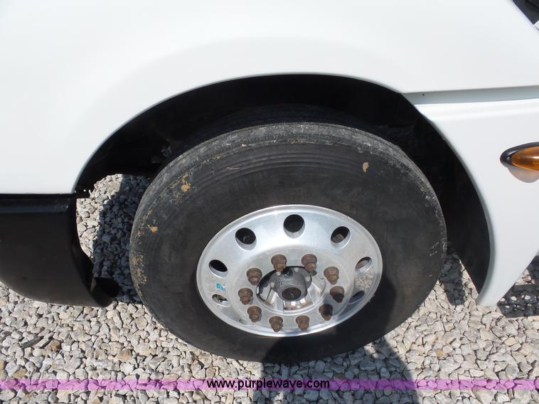 image for item L2877 2005 Freightliner Columbia semi truck