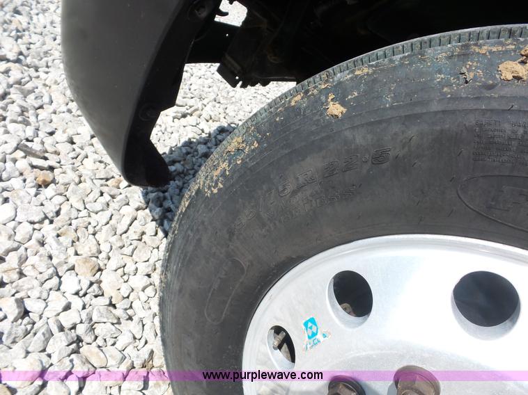 image for item L2877 2005 Freightliner Columbia semi truck