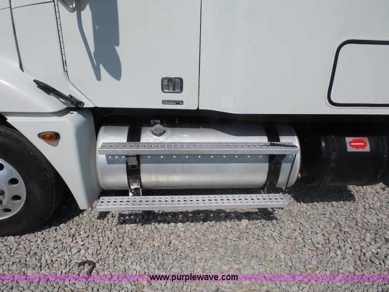 image for item L2877 2005 Freightliner Columbia semi truck