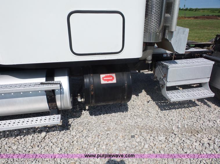 image for item L2877 2005 Freightliner Columbia semi truck