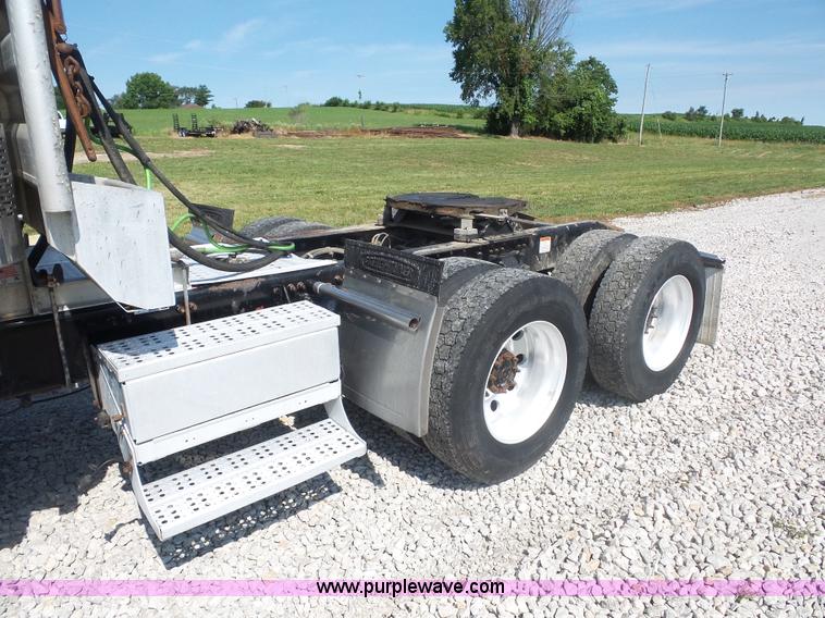 image for item L2877 2005 Freightliner Columbia semi truck