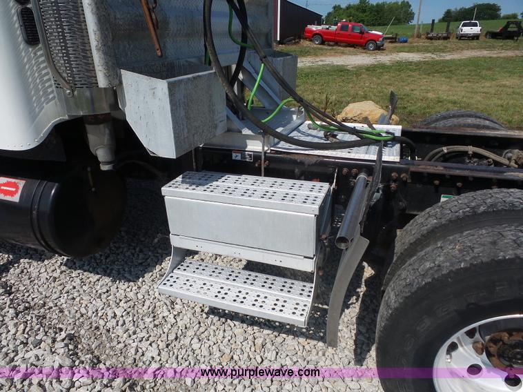 image for item L2877 2005 Freightliner Columbia semi truck