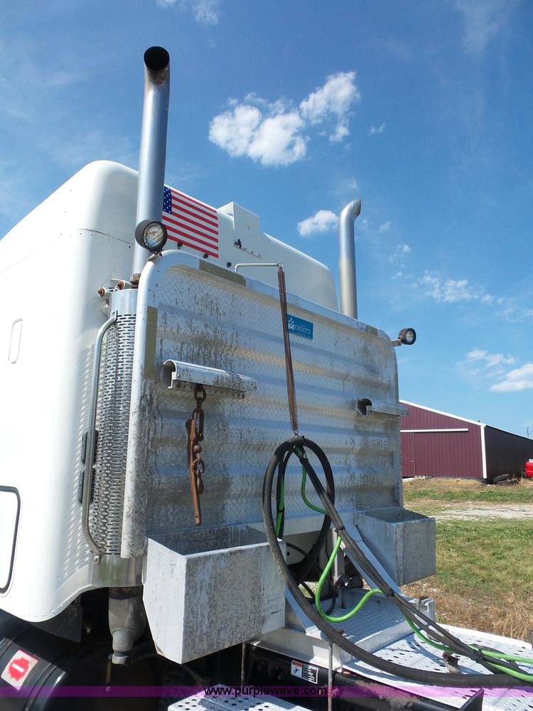 image for item L2877 2005 Freightliner Columbia semi truck