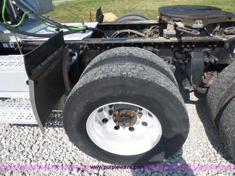 image for item L2877 2005 Freightliner Columbia semi truck