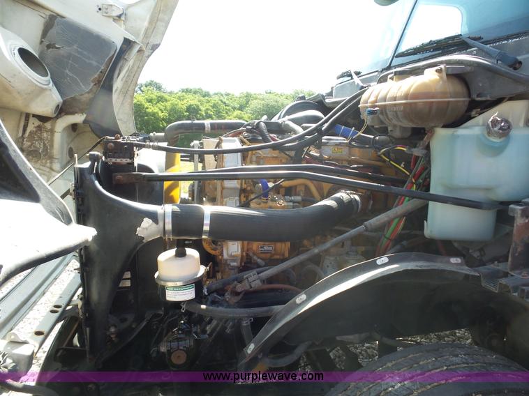 image for item L2877 2005 Freightliner Columbia semi truck