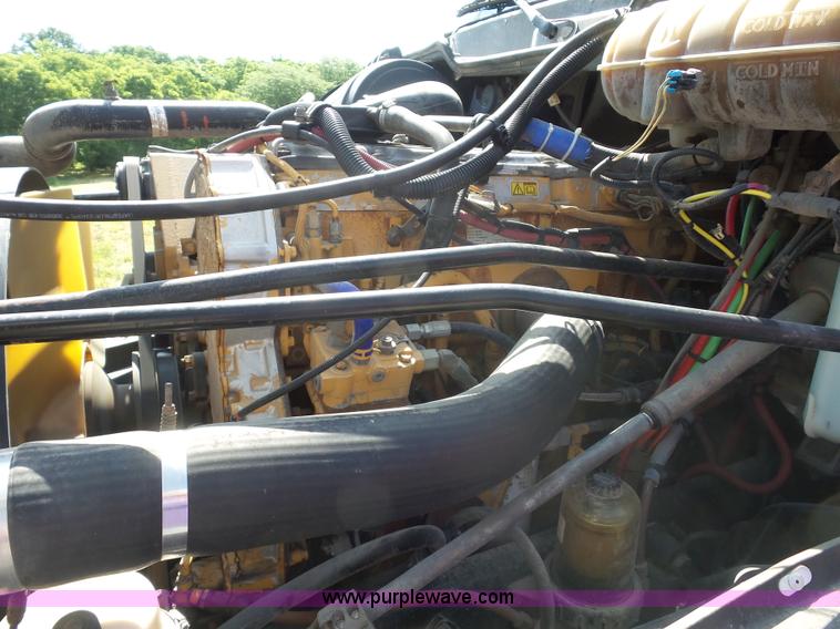 image for item L2877 2005 Freightliner Columbia semi truck