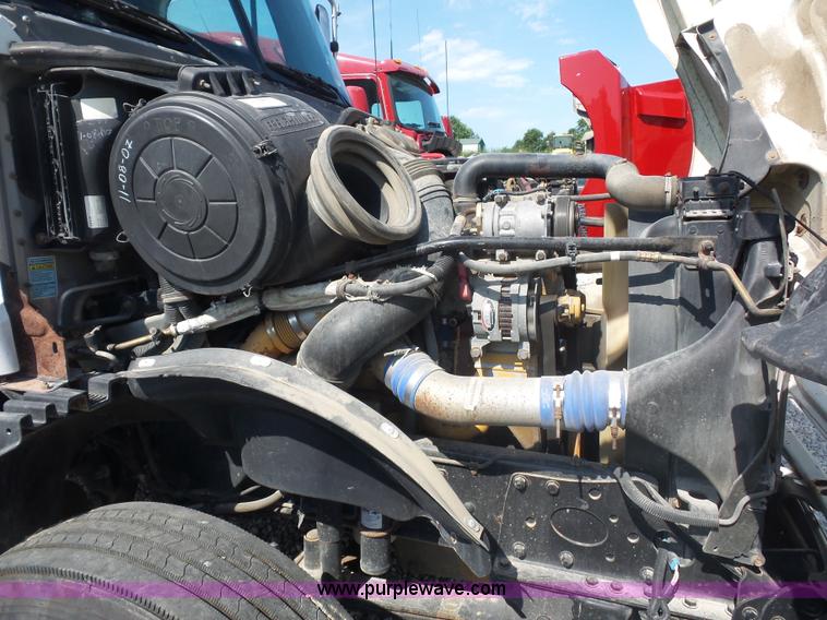 image for item L2877 2005 Freightliner Columbia semi truck