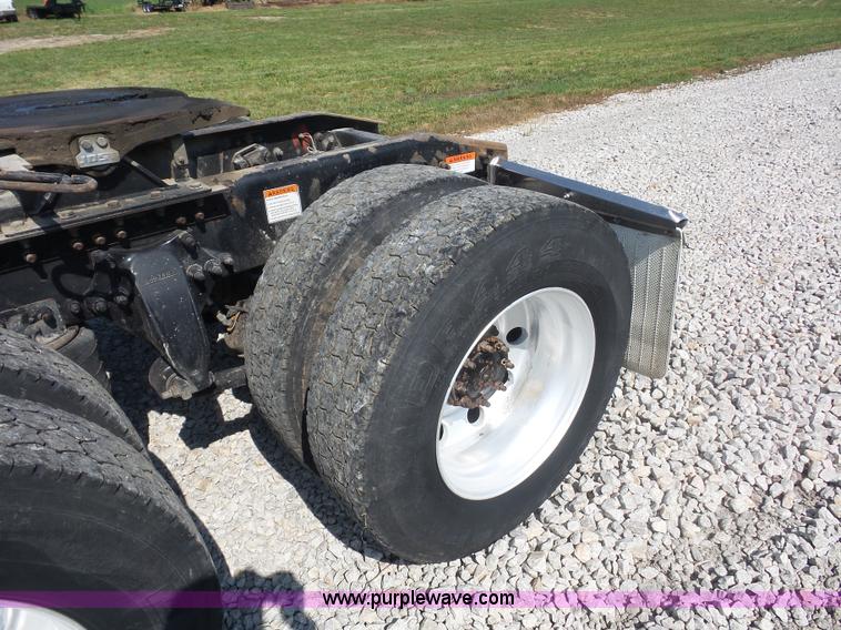 image for item L2877 2005 Freightliner Columbia semi truck