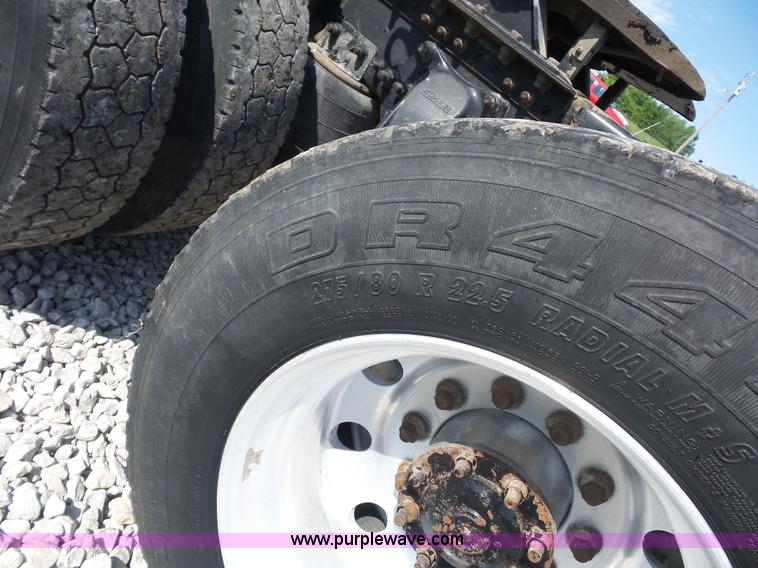 image for item L2877 2005 Freightliner Columbia semi truck