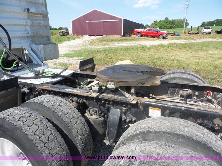 image for item L2877 2005 Freightliner Columbia semi truck