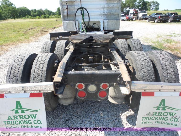 image for item L2877 2005 Freightliner Columbia semi truck