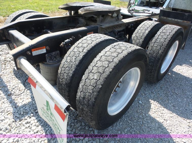 image for item L2877 2005 Freightliner Columbia semi truck