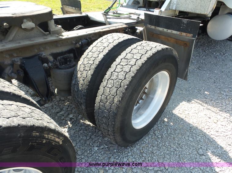 image for item L2877 2005 Freightliner Columbia semi truck