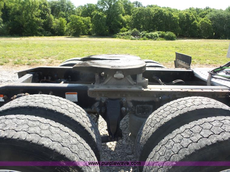 image for item L2877 2005 Freightliner Columbia semi truck