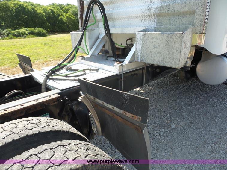 image for item L2877 2005 Freightliner Columbia semi truck