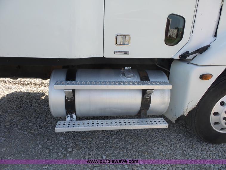 image for item L2877 2005 Freightliner Columbia semi truck