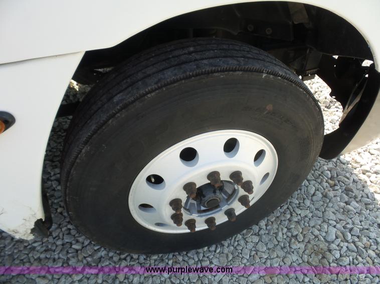 image for item L2877 2005 Freightliner Columbia semi truck