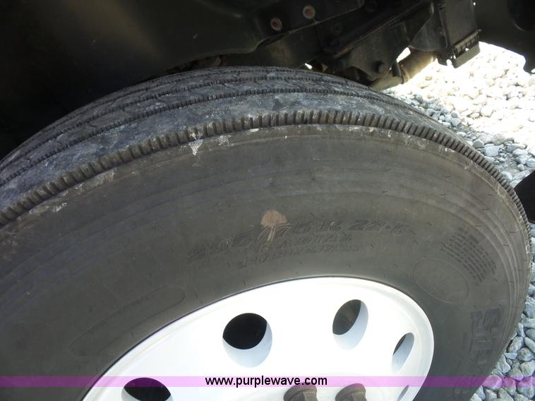 image for item L2877 2005 Freightliner Columbia semi truck