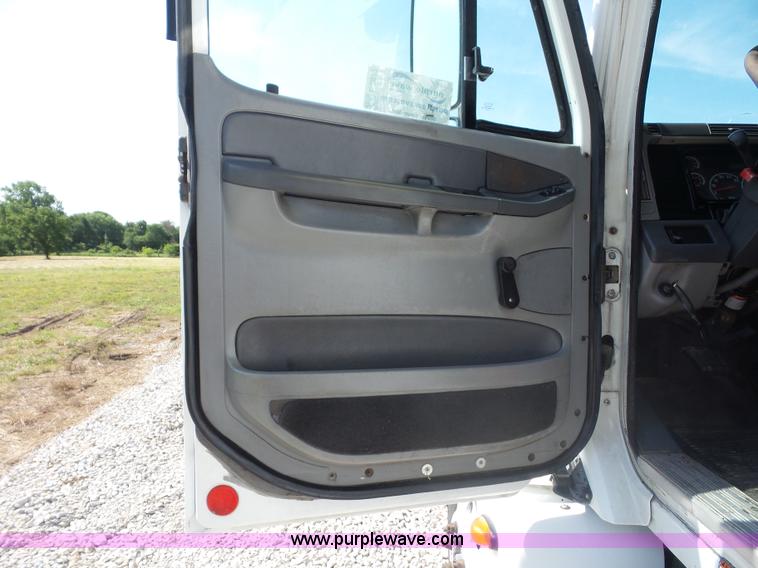 image for item L2877 2005 Freightliner Columbia semi truck