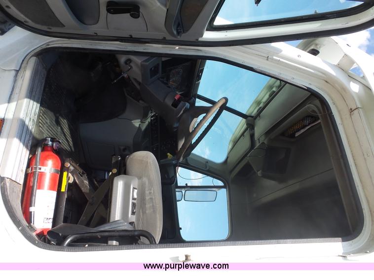 image for item L2877 2005 Freightliner Columbia semi truck