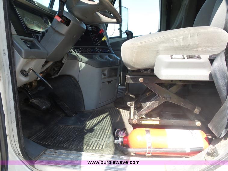 image for item L2877 2005 Freightliner Columbia semi truck