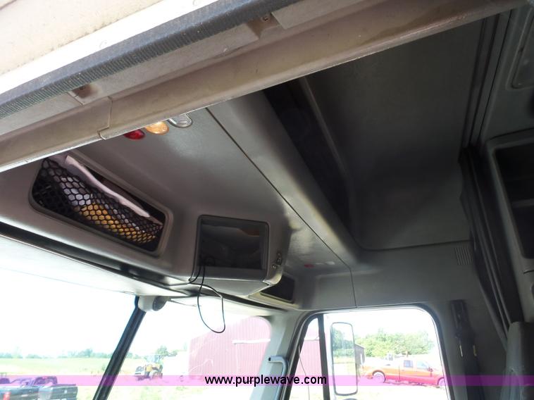 image for item L2877 2005 Freightliner Columbia semi truck