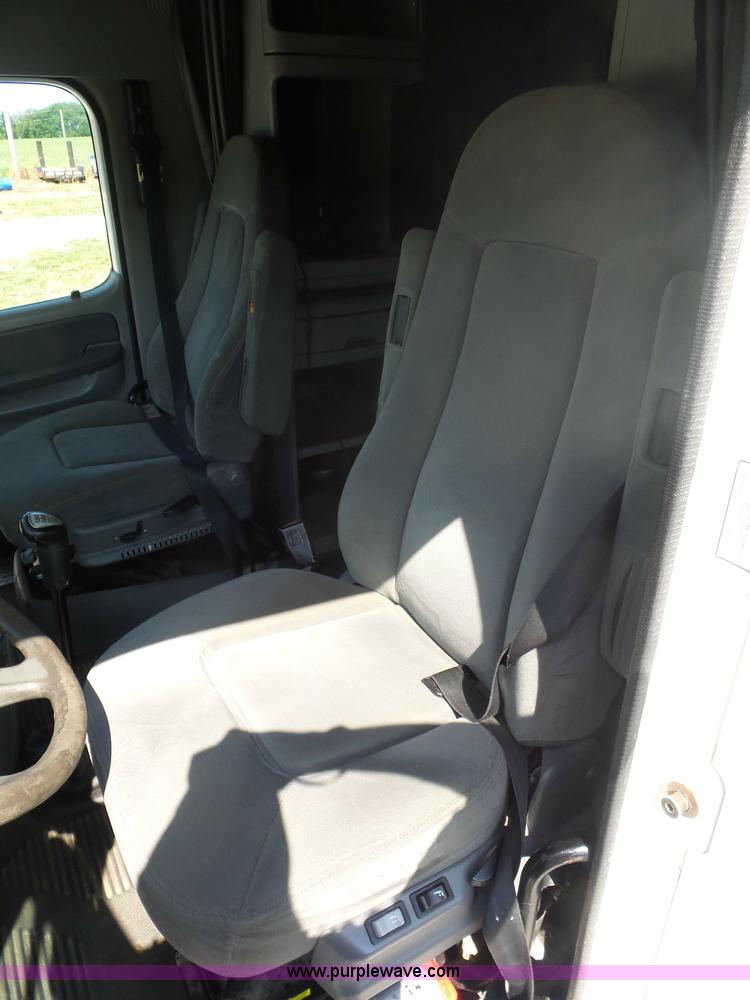 image for item L2877 2005 Freightliner Columbia semi truck