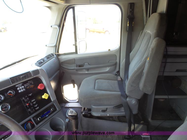 image for item L2877 2005 Freightliner Columbia semi truck