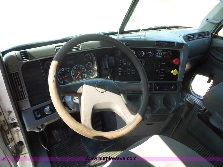 image for item L2877 2005 Freightliner Columbia semi truck