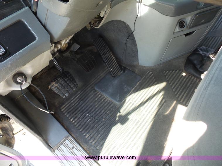 image for item L2877 2005 Freightliner Columbia semi truck