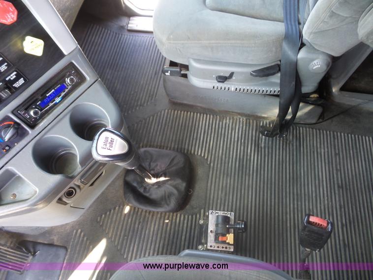 image for item L2877 2005 Freightliner Columbia semi truck