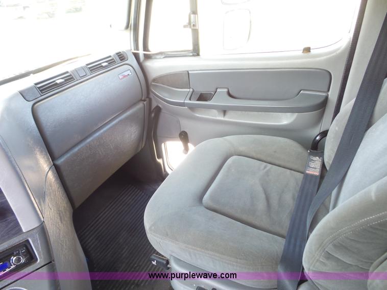 image for item L2877 2005 Freightliner Columbia semi truck