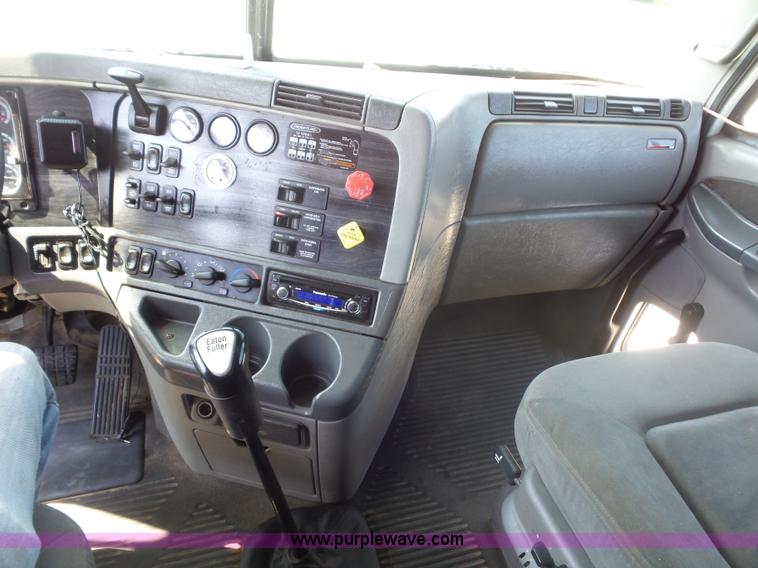 image for item L2877 2005 Freightliner Columbia semi truck