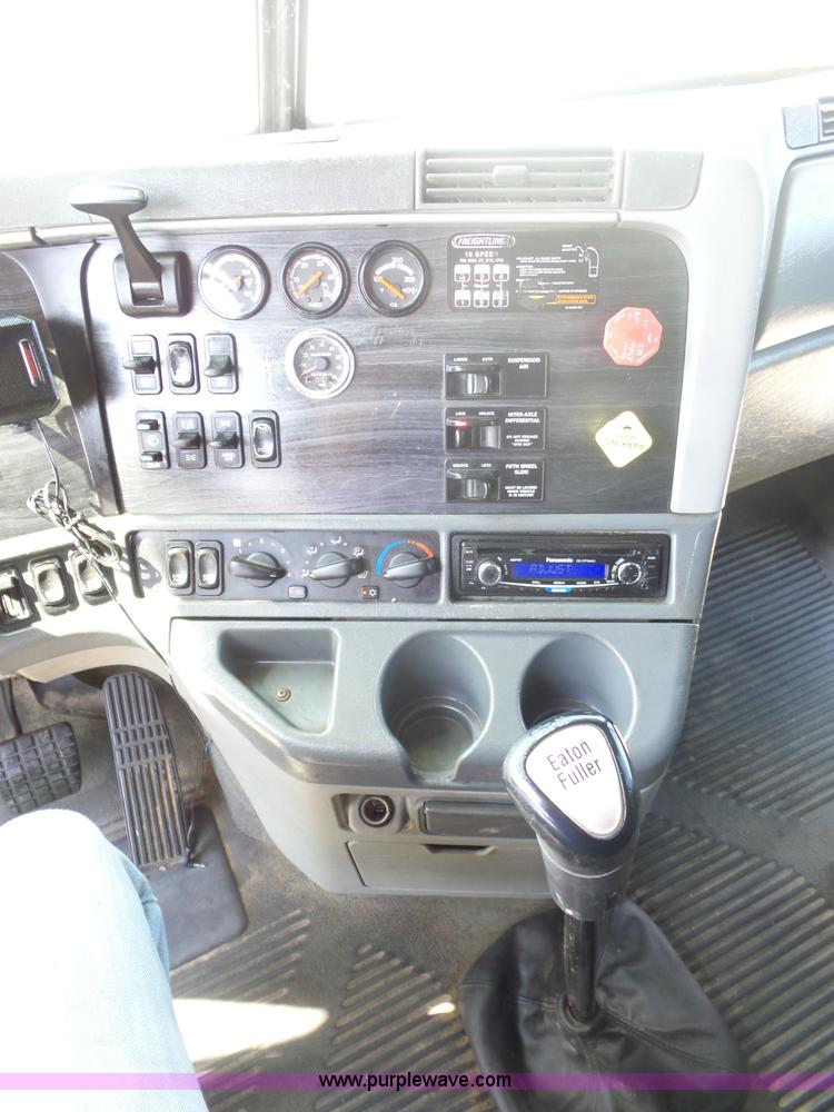image for item L2877 2005 Freightliner Columbia semi truck