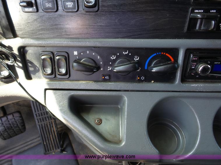 image for item L2877 2005 Freightliner Columbia semi truck