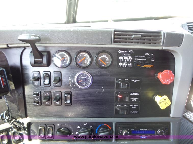 image for item L2877 2005 Freightliner Columbia semi truck