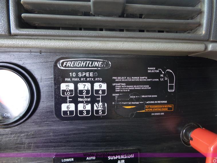 image for item L2877 2005 Freightliner Columbia semi truck