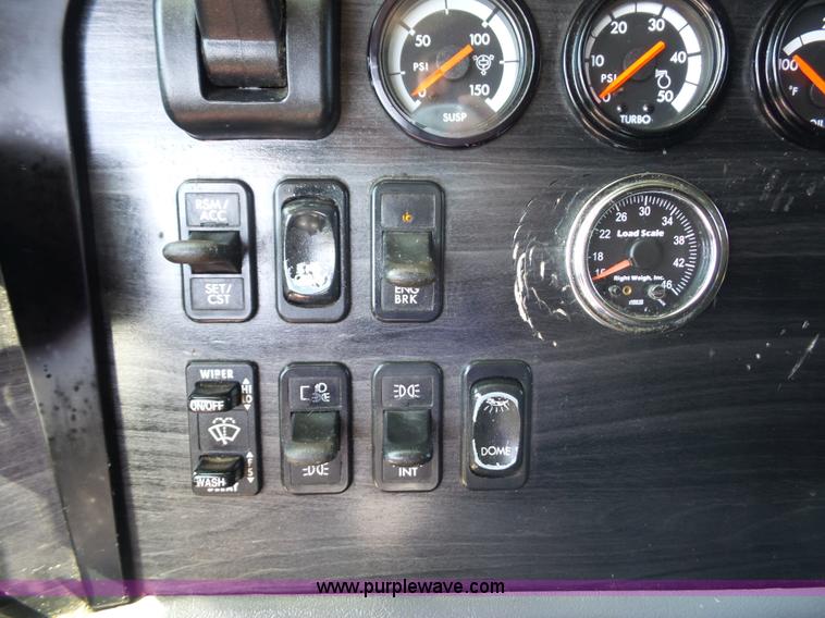 image for item L2877 2005 Freightliner Columbia semi truck