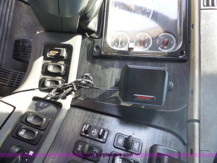 image for item L2877 2005 Freightliner Columbia semi truck