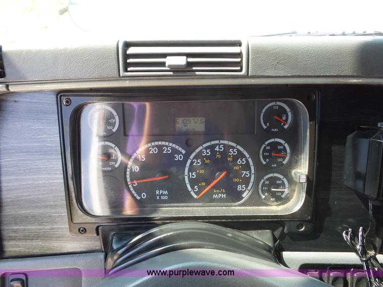 image for item L2877 2005 Freightliner Columbia semi truck