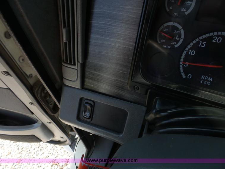 image for item L2877 2005 Freightliner Columbia semi truck