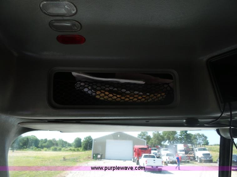 image for item L2877 2005 Freightliner Columbia semi truck