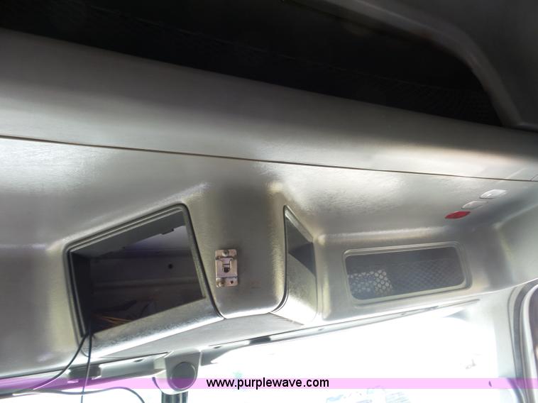 image for item L2877 2005 Freightliner Columbia semi truck