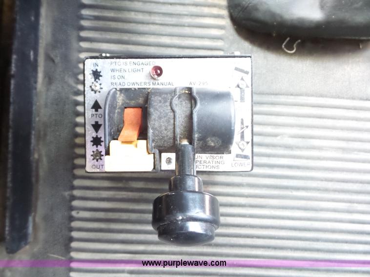 image for item L2877 2005 Freightliner Columbia semi truck