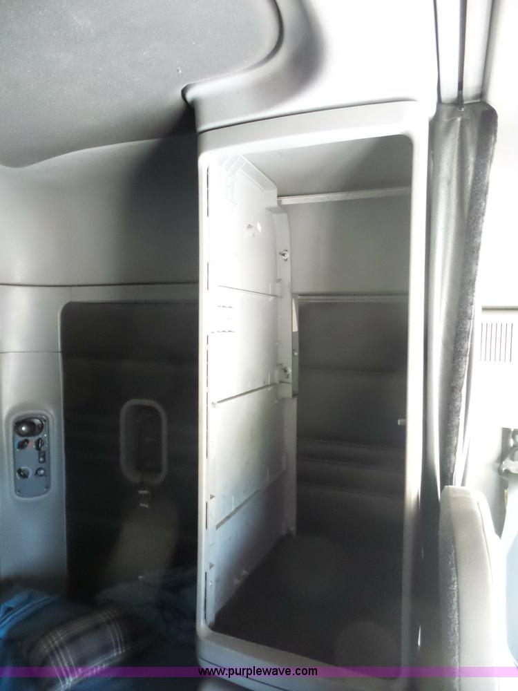 image for item L2877 2005 Freightliner Columbia semi truck