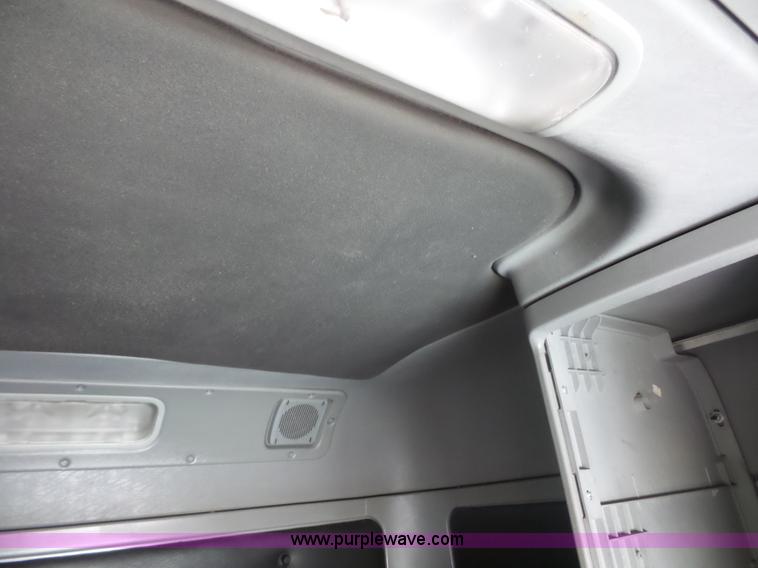 image for item L2877 2005 Freightliner Columbia semi truck