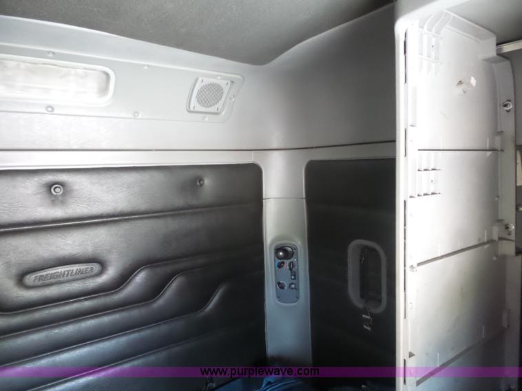 image for item L2877 2005 Freightliner Columbia semi truck