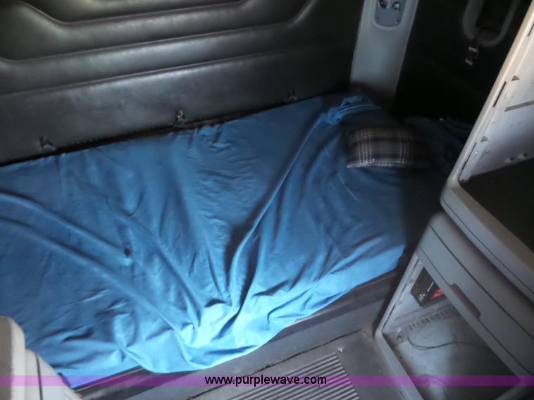 image for item L2877 2005 Freightliner Columbia semi truck