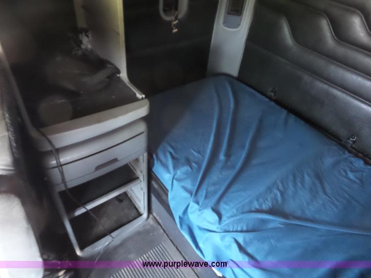 image for item L2877 2005 Freightliner Columbia semi truck